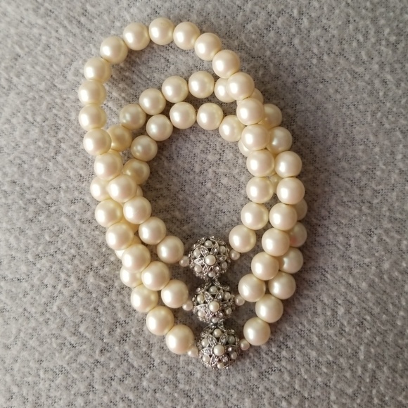 NWOT CaroLee NY 3 Tier Simulated Pearl Bracelet - Picture 2 of 8